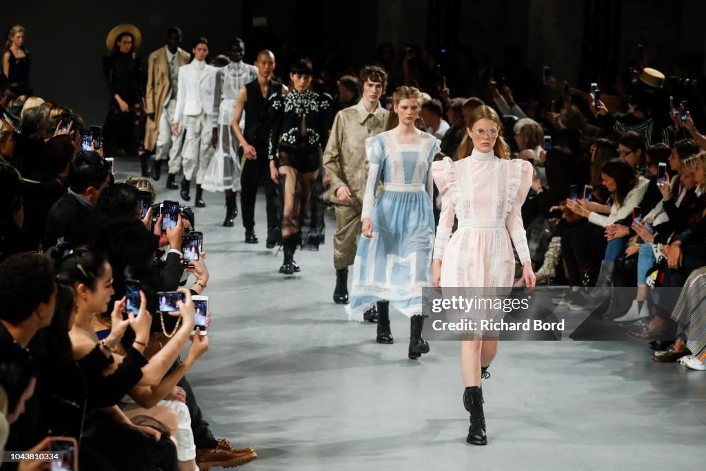 John Galliano : Runway - Paris Fashion Week Womenswear Spring/Summer 2019