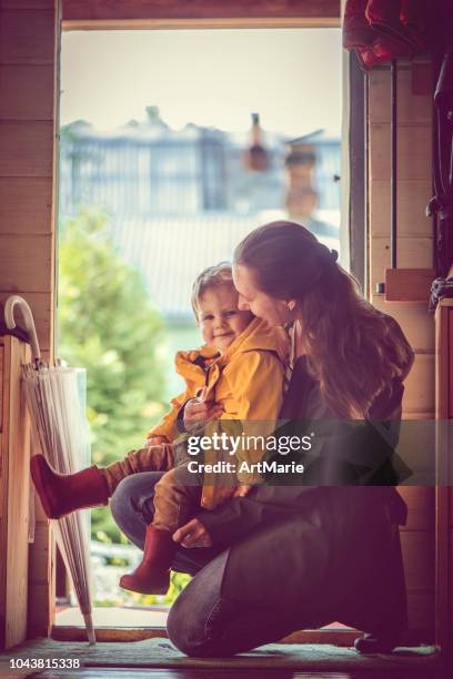 goede regenachtige dag voor een wandeling - family in rain stockfoto's en -beelden