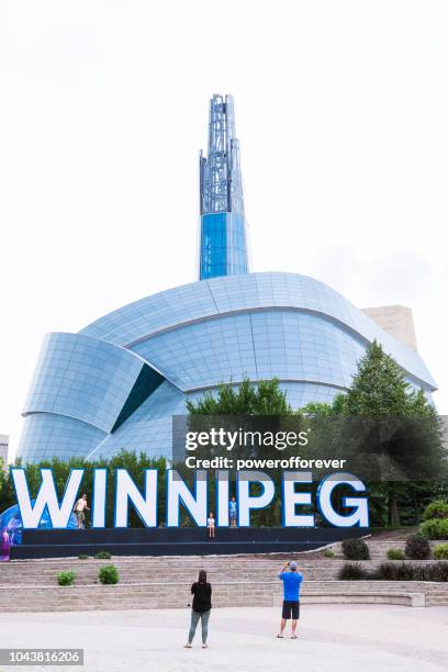 segnale della città e museo canadese dei diritti umani a winnipeg, manitoba, canada - winnipeg canada foto e immagini stock