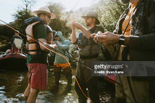 Amigos de pesca en el río de Deschutes Rafting viaje