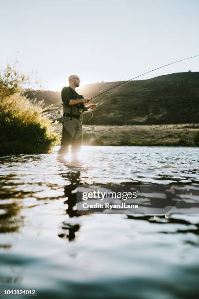 uomo mosca pesca su deschutes rafting trip - fly fishing foto e immagini stock