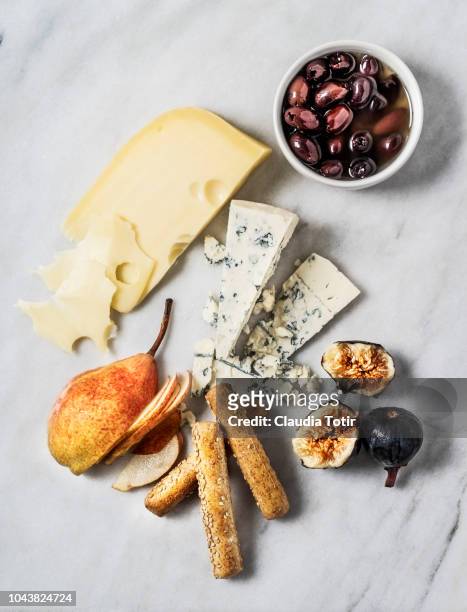 cheese board - cheese board photos et images de collection