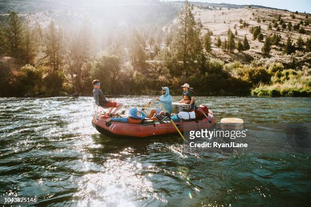 grupo de amigos balsa abajo río deschutes oregon del este - bote neumático fotografías e imágenes de stock