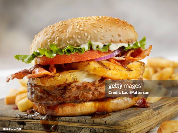 teriyaki hawaiano, hamburger di ananas e pancetta con patatine fritte - hamburger foto e immagini stock