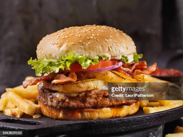 hawaiian teriyaki, ananas und bacon burger mit pommes frites - bacon cheeseburger stock-fotos und bilder