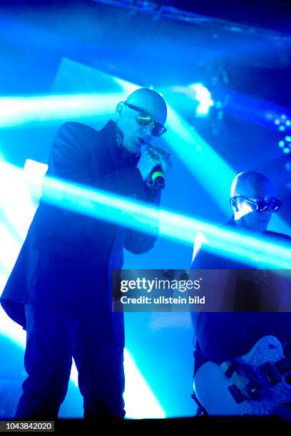 The Sisters of Mercy - die britische Rockband mit Saenger Andrew Eldritch bei einem Konzert im Docks in Hamburg.