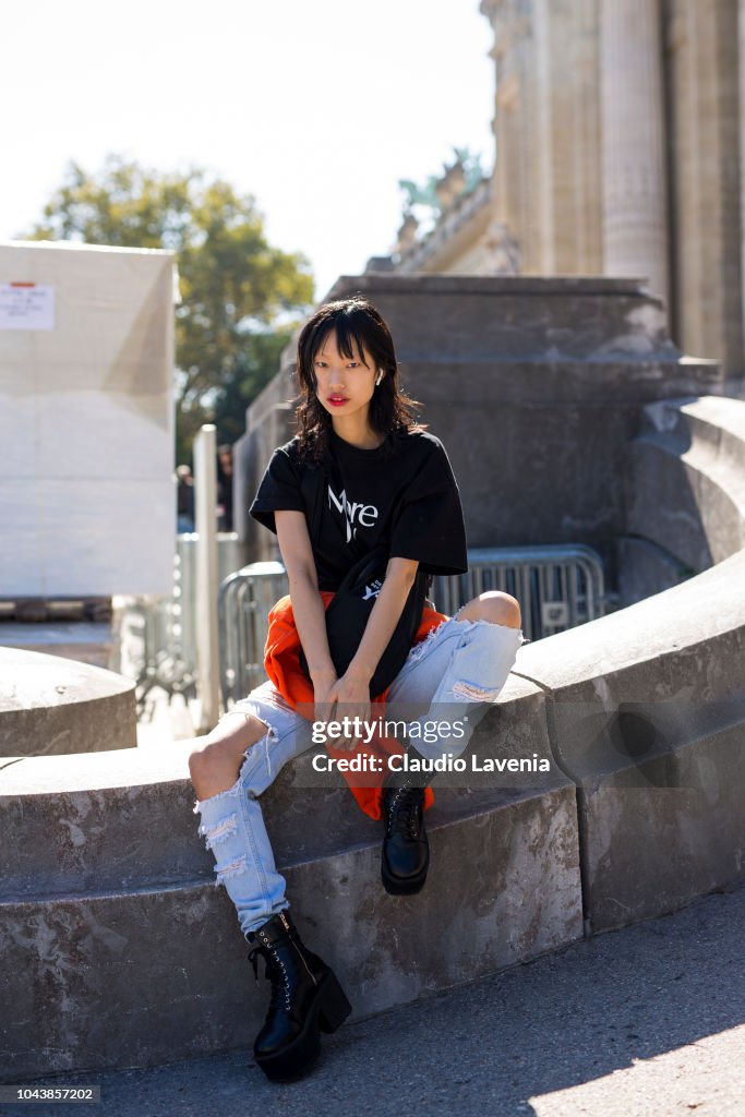 Street Style : Paris Fashion Week Womenswear Spring/Summer 2019 : Day Seven