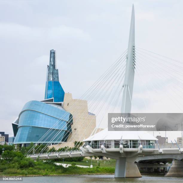 museo canadiense de los derechos humanos y esplanade riel puente en winnipeg, manitoba, canadá - esplanade riel fotografías e imágenes de stock