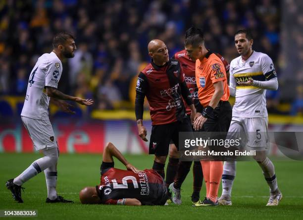 Clemente Rodriguez of Colon argues with referee German Delfino during a match between Boca Juniors and Colon as part of Superliga 2018/19 at Estadio...