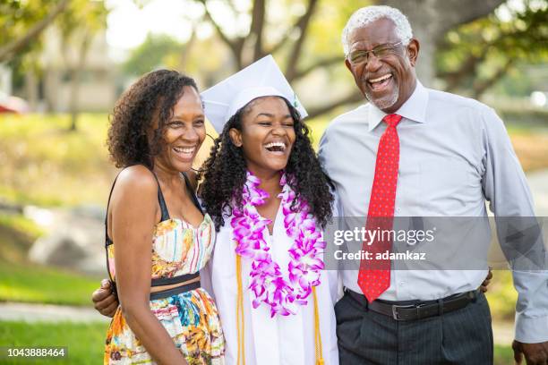 chica adolescente y su familia en la graduación - campus party fotografías e imágenes de stock