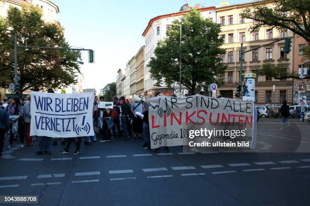 Über 500 Menschen sind am in Berlin-Kreuzberg auf die Straße gegangen, um gegen das Verbot des linken Portals linksunten indymedia zu protestieren....