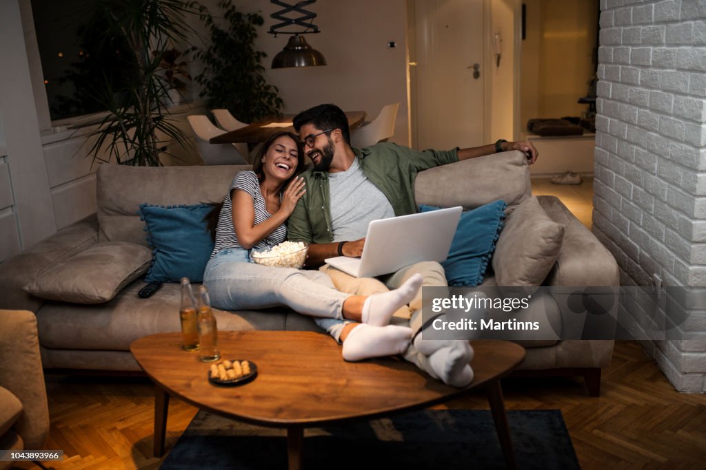 Junges Paar einen Film auf einem Laptop.