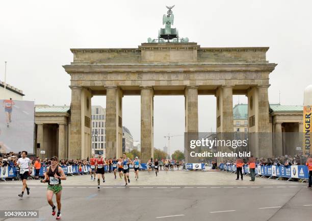 Ueber 43.000 Laeuferinnen und Laeufer waren beim 44. Berlin Marathon am Start. Am Brandenburger Tor waren es nur noch 200 Meter bis ins Ziel.