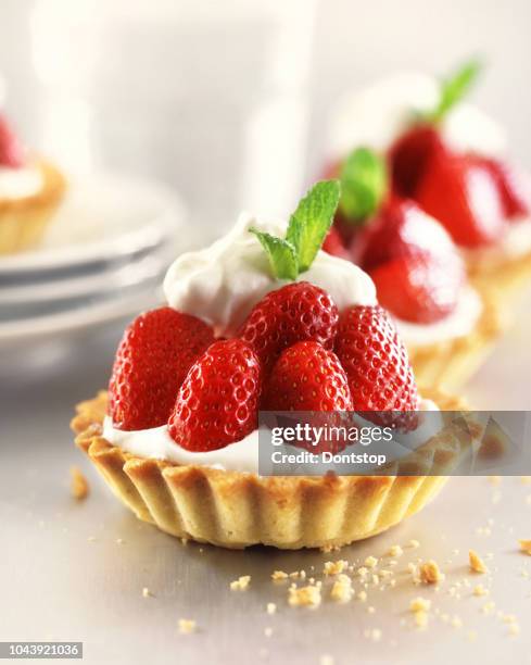 strawberry tarts with custard - strawberry cake stock pictures, royalty-free photos & images