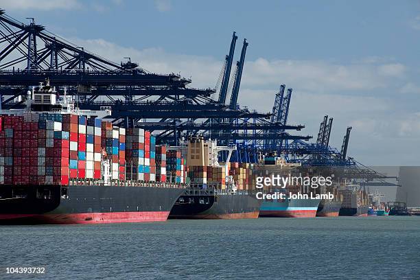 container ships at dock - dársena fotografías e imágenes de stock