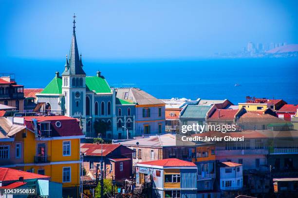 panoramic view of the city of valparaiso, chile. - valparaíso chili stockfoto's en -beelden