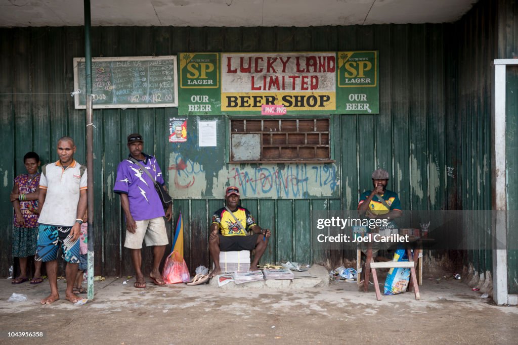 Venta de periódicos y cigarrillos en Vanimo, Papúa Nueva Guinea