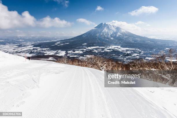 the niseko ski slope with mt yotei in the background, hokkaido, japan - hokkaido japan stock-fotos und bilder