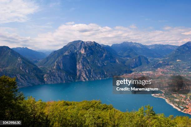 garda lake, view of torbole and riva del garda - riva del lago - fotografias e filmes do acervo