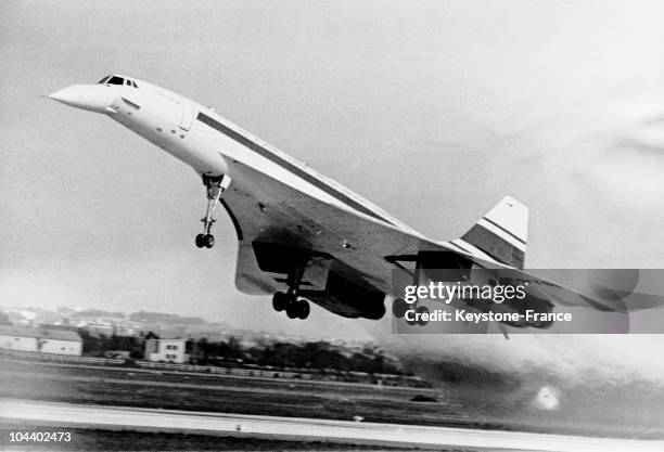 Photograph of the French-British 001 CONCORDE prototype during take-off for a 27 minute trial flight from Toulouse-Blagnac.