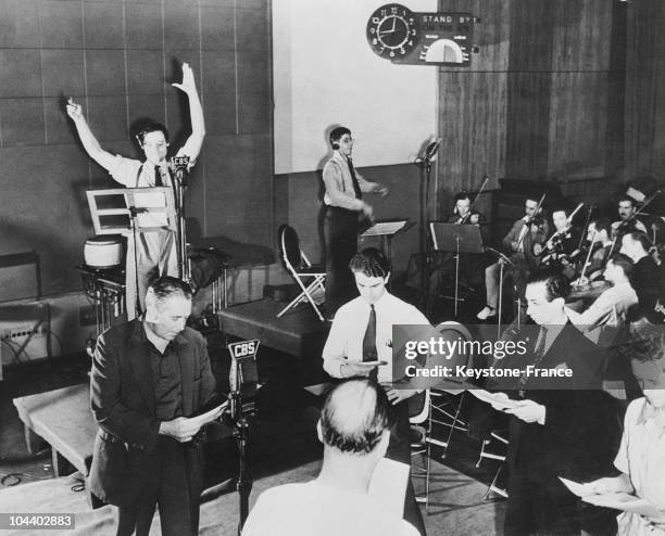 New York, Orson WELLES rehearsing one of his radio programs on CBS. During one of those, he read Herbert George WELLS's book, WAR OF THE WORLDS. The...