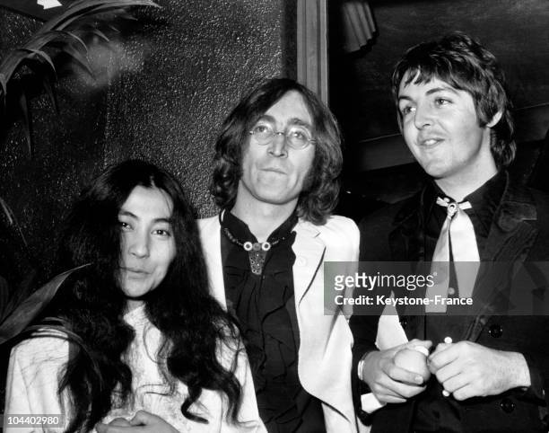 July 18th 1968: London Picadilly Circus : Paul McCARTNEY, John LENNON and his wife Yoko ONO on their arrival to the opening of the film YELLOW...