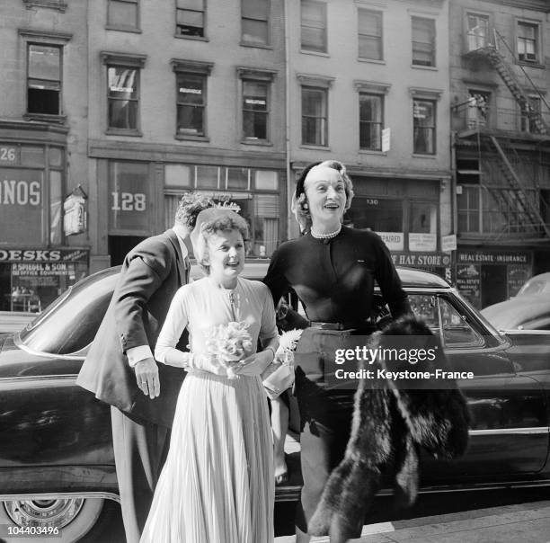 Saint-Vincent-of-Paul church in New York, Marlene DIETRICH accompanied Edith PIAF and Jacques PILLS who had just gotten married.