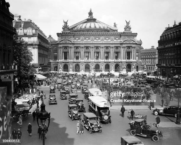 General view of the Opera square crowded with cars in 1929.