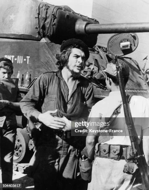 During the Castroist revolution in Cuba, Major Ernesto GUEVARA, here next to a tank, participating in the Santa-Clara battle against the troops of...