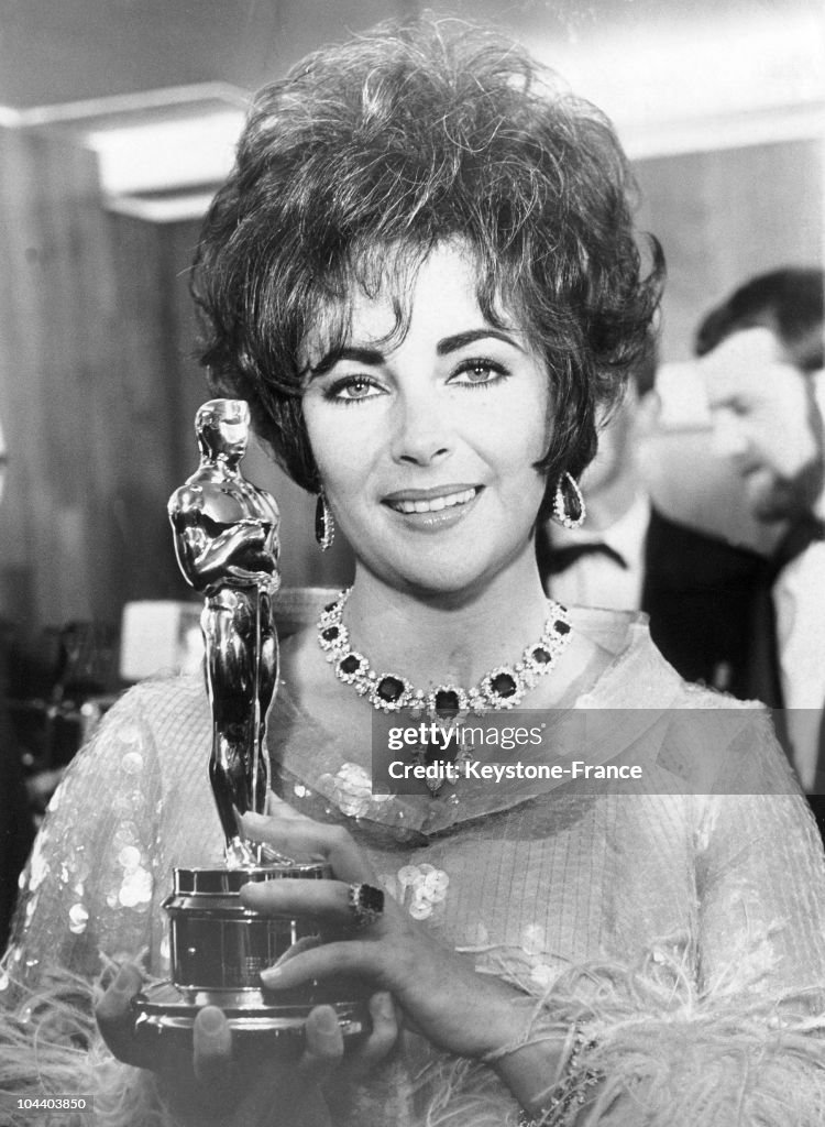 Liz Taylor With Her Oscar For "Who'S Afraid Of Virginia Woolf" 1967