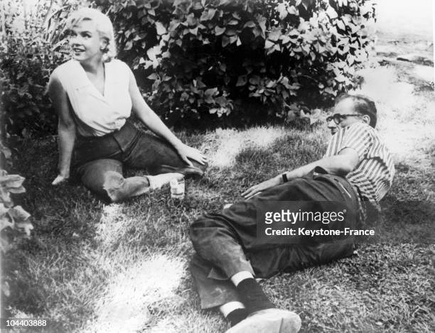 The American actress Marily MONROE and her second husband the dramatist Arthur MILLER lying on the grass.