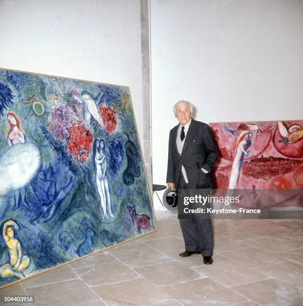 At the MAEGHT Foundation in Saint-Paul de Vence, the painter Marc CHAGALL stands in front of one of his paintings. A Marc CHAGALL exposition has just...