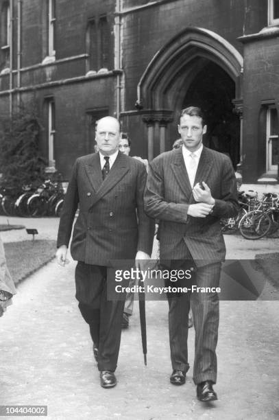 King OLAV V and his son Prince HARALD leaving Balliol college in Oxford . King OLAV V of Norway were visiting his son who were passing his diploma in...