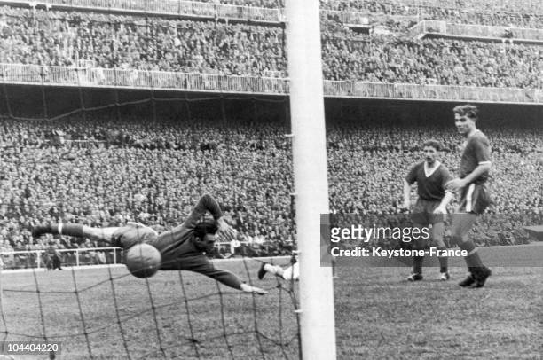 Match between Manchester and Real Madrid : the Argentinan-Spanish soccer player Alfredo DI STEFANO scored the first goal for Spain.