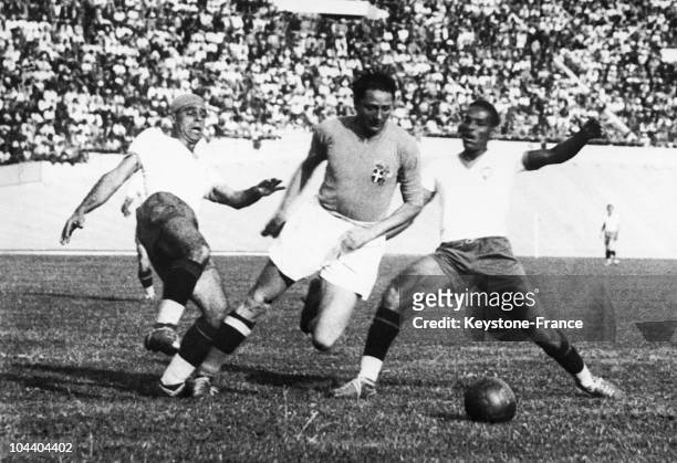 Soccer World Cup in Paris, France. The semi-finals betwwen Italy and Brazil. The Italian centre forward Silvio PIOLA struggling with the Brazilian...