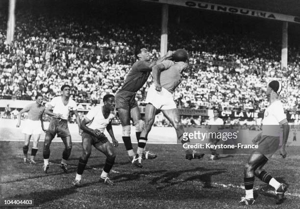 Soccer World Cup in Paris, France. The semi-finals between Italy and Brazil. The Italian centre forward Silvio PIOLA shot with the head. Italy...