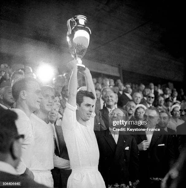 Stuttgart. The Real Madrid's captain ZARRAGA brandished the Europe Cup to the public. On his left : Alfredo DI STEFANO. The Real Madrid beat Reims by...