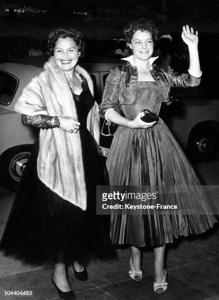 Berlin international film festival : the young Austrian actress Romy SCHNEIDER came to present her first film SISSI with her mother Magda SCHNEIDER.