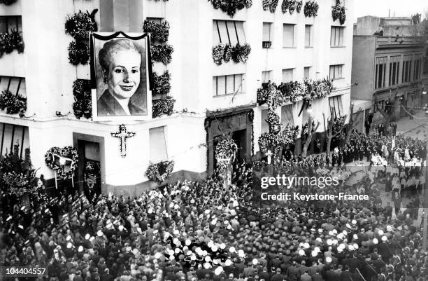 The body of Evita PERON arrives at the General Workers Confederation building. A magnificient funeral for the wife of Argentinian President Juan...