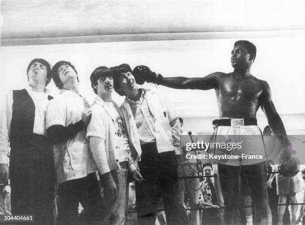 During a visit to the training room of the boxer in Miami, the BEATLES were acting as they were knocked out by the American boxer Muhammad ALI,...