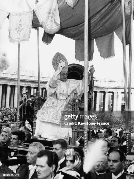June 1963, St. Peter's Square, Rome. Pope PAUL VI, who has just been crowned, is carried on his sedia gestatoria among the faithful to greet them.