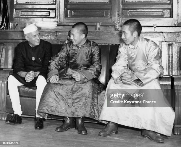 March 1959. Pandit Jawaharlal NEHRU, the Indian prime minister having a talk with the 14th DALAI-LAMA Tenzin GYATSO and the 10th PANCHEN LAMA,...