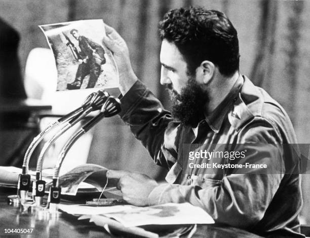 The dictator Fidel CASTRO announcing over the radio in Cuba the death of CHE GUEVARA, his companion in arms, in the Bolivian jungle. He is showing a...