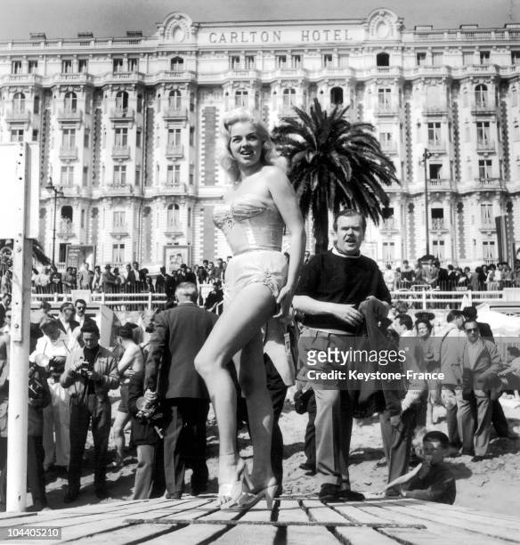 The British actress Diana DORS, wearing a bikini, showed off her body to reporters in front of the Carlton Hotel, on the beach of the Croisette in...