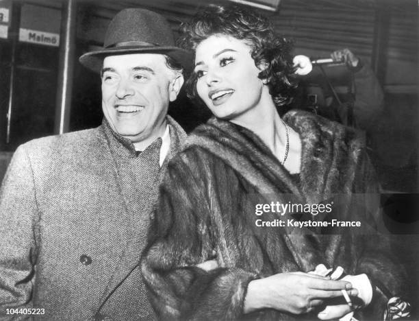 Portrait January 21, 1958 of the producer Carlo PONTI and his wife Sophia LOREN who have been married a few months. This marriage was condemned by...