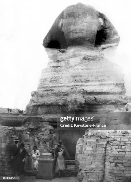Queen MARIE of Romania and her youngest daughter Princess ILEANA posing between the two paws of the Sphinx of CHEPHREN on the Gizeh plateau near...