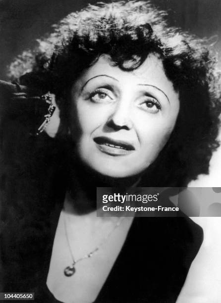 November 1947 portrait of French singer Edith PIAF in concert at the New York Play House during her triumphant concert tour in the United States with...