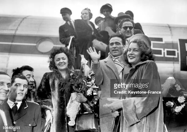 At Orly airport , French singer Edith PIAF descends from the plane accompanied by her then-partner, boxer Marcel CEDRAN, and Mathilda NAIL, the...