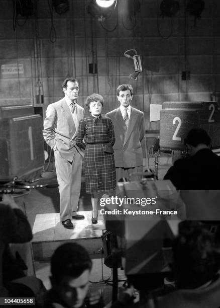 In a Parisian television studio, Edith PIAF is singing a recital between her two friends, the American Eddie CONSTANTINE and young Charles AZNAVOUR...