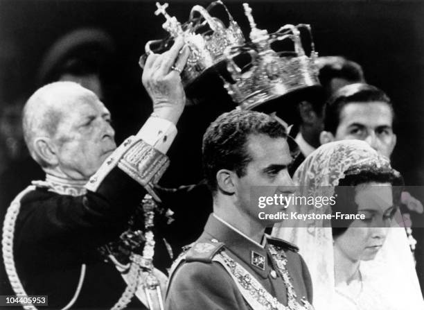 The couple JUAN CARLOS of BOURBON prince of Spain and Princess SOFIA of Greece being coronated by King PAUL I of Greece, SOFIA's father during the...